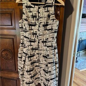 Vince Camuto Black and White Patterned Sleeveless Midi Dress